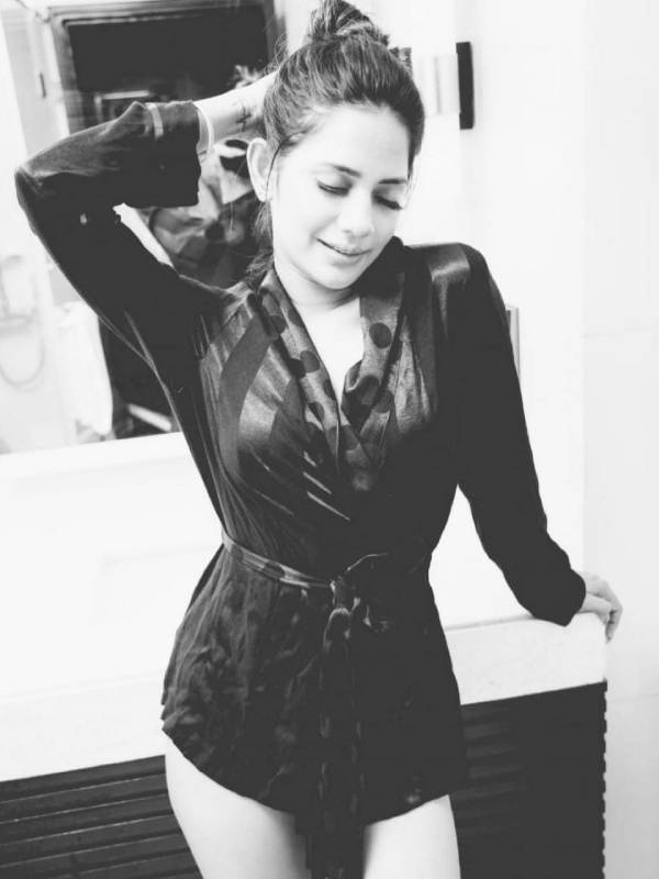 காலையிலேயே அரைகுறை ஆடையில்