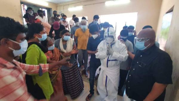 கண்ணில் படாத கடவுள்கள்