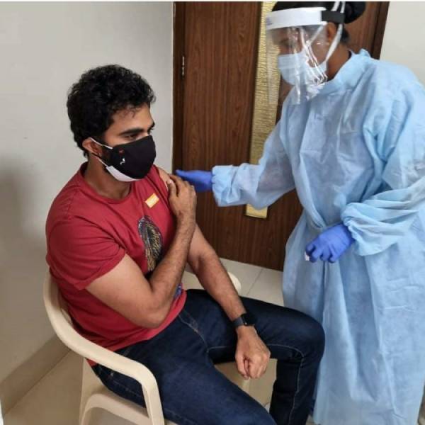 தடுப்பூசியைப் போட்டுக் கொண்டு