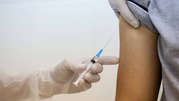 தடுப்பூசி போடும் திரைத்துறையினர்