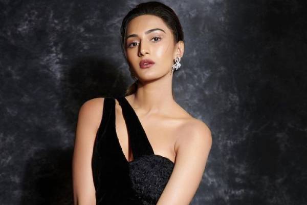 போல்டாக நடிக்க போல்டாக நடிக்க