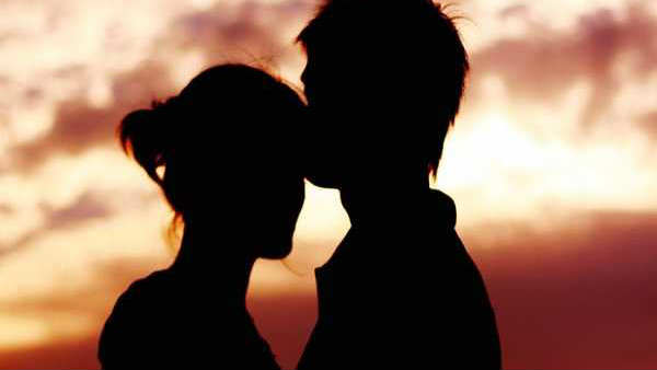 பணியிடங்களில் பூக்கும் காதல்