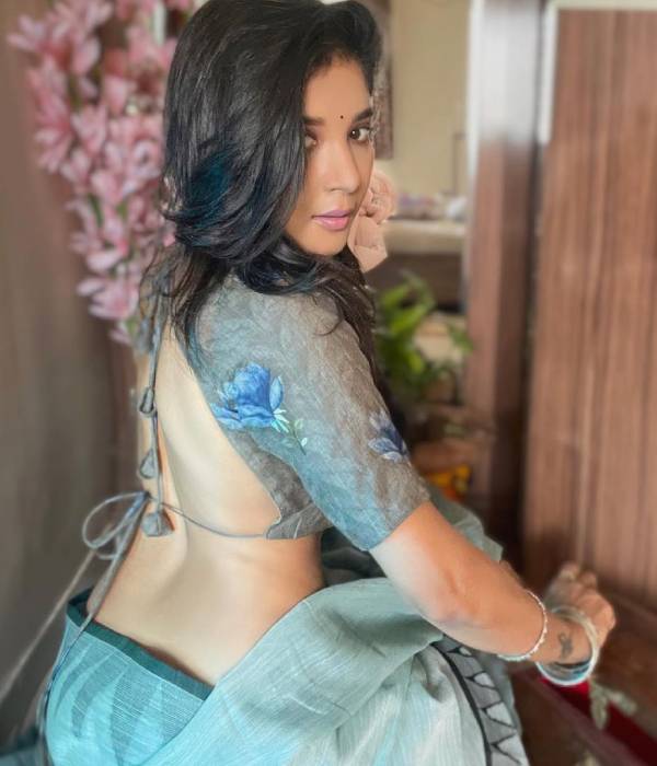 சேலையில் செக்ஸியாக சேலையில் செக்ஸியாக