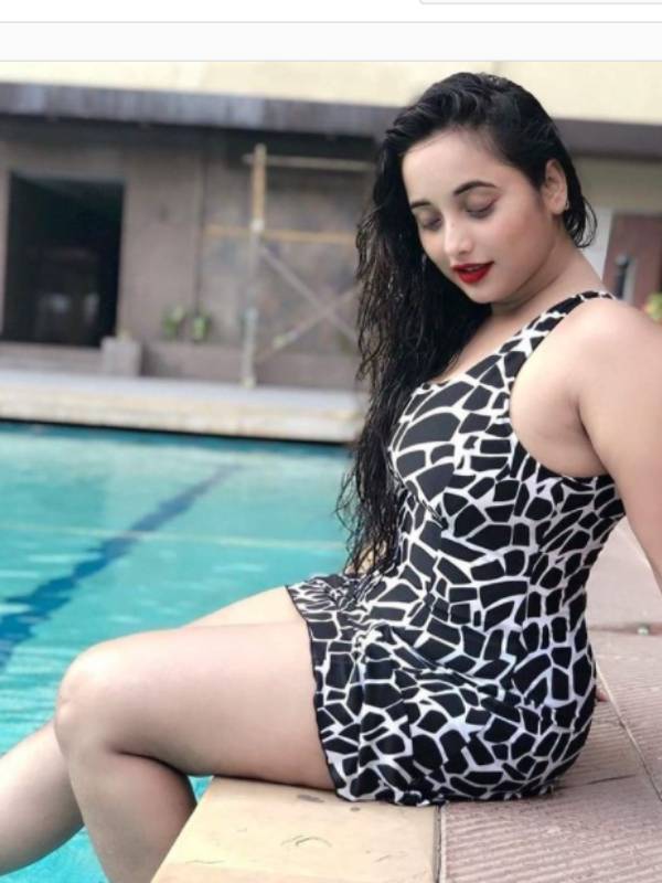 நீச்சல் உடையில் நீச்சல் உடையில்