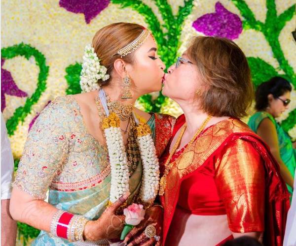 அம்மாவுக்கு லிப்லாக் அம்மாவுக்கு லிப்லாக்