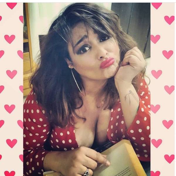 குனிந்து கொடுத்துள்ள போஸ்