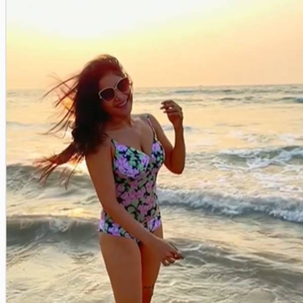 பிகினியில் பீச்சில் ஆட்டம்