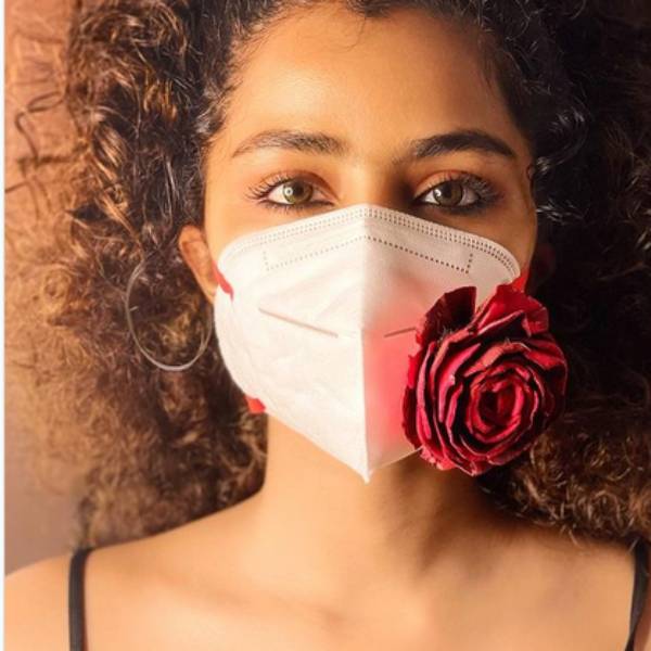 மாஸ்க்கில் பூ