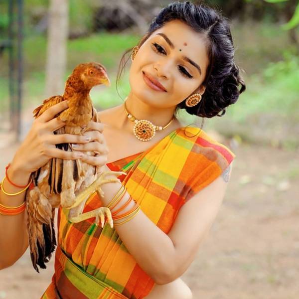 ஜாக்கெட் இல்லாத தர்ஷா குப்தா 