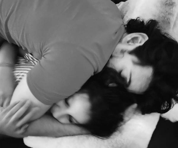 மகளை அரவணைத்து