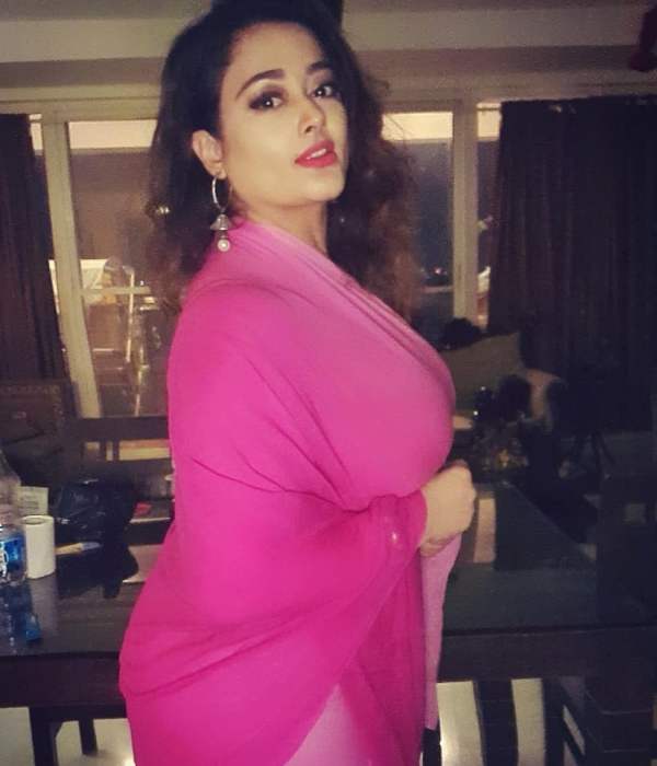 சேலையில் ஆட்டம் போட்டு சேலையில் ஆட்டம் போட்டு