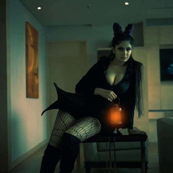 தலையில் கொம்புடன்