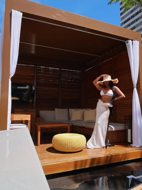 தலையில் தொப்பியுடன்