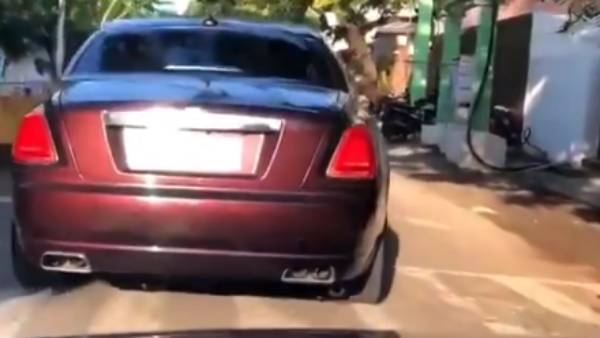 சொகுசு காரில் சுற்றிய விஜய் 