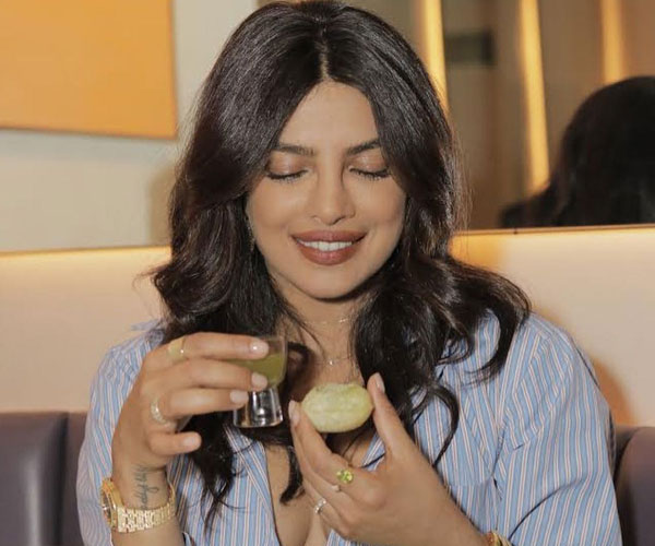 பானிப்பூரி சாப்பிட்ட பிரியங்கா பானிப்பூரி சாப்பிட்ட பிரியங்கா