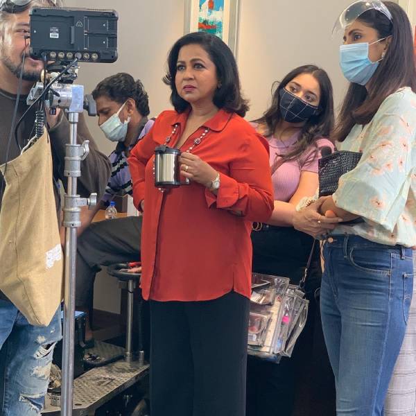 கையில் காஃபி கப்புடன் போஸ்