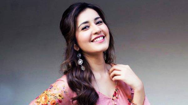 அறிமுகமே இந்தியில் தான்