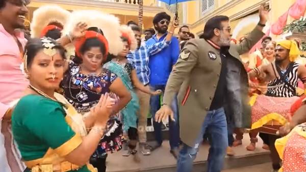 கொண்டாடும் ரசிகர்கள் கொண்டாடும் ரசிகர்கள்