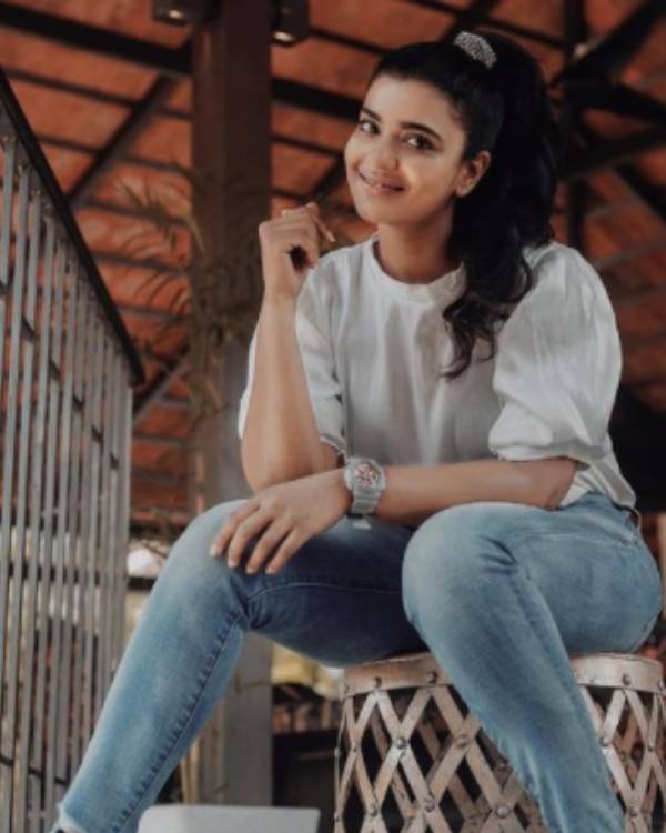 வித்தைக் காட்டும் கடைக்காரர் 