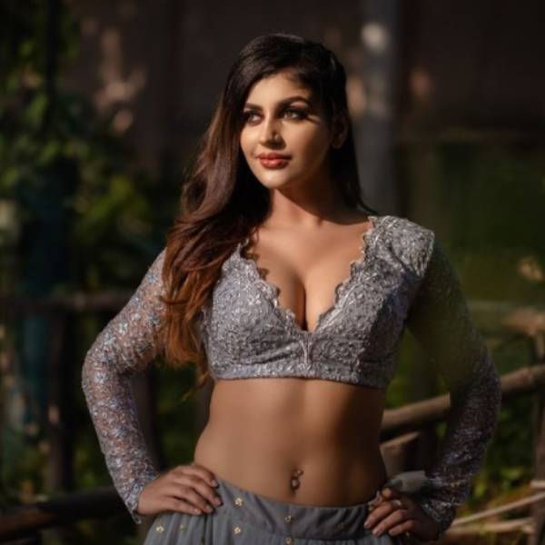 கவர்ச்சியில் தாராளம்