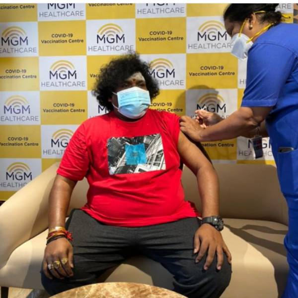 தடுப்பூசி போட்ட யோகி பாபு