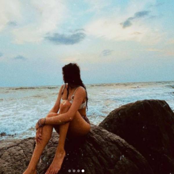 நீச்சல் உடையில்