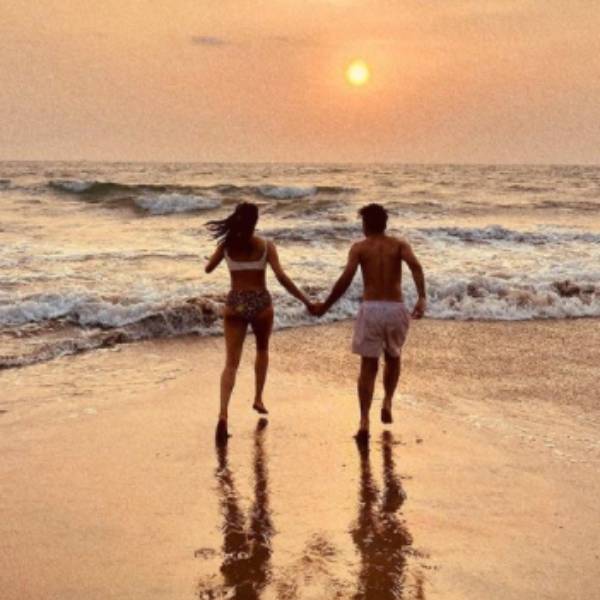 ஆண் நண்பருடன் ஆட்டம்