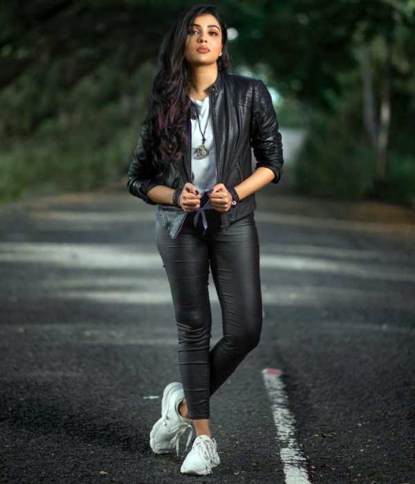 ஒரு சில காட்சிகளில்