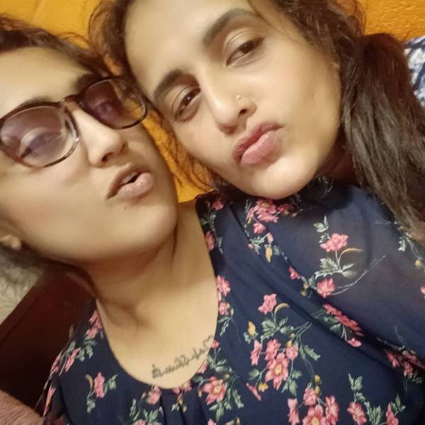 தோழிகளுடன் ஜாலி 