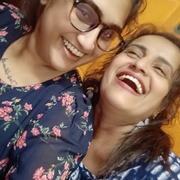 நாயுடன் கொஞ்சி 