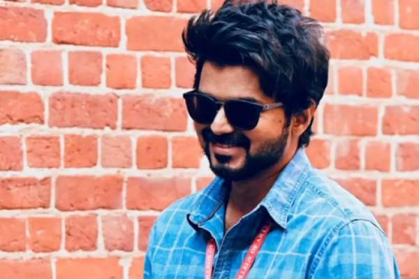 பாராட்டி தங்க சங்கிலி அளித்த விஜய் பாராட்டி தங்க சங்கிலி அளித்த விஜய்