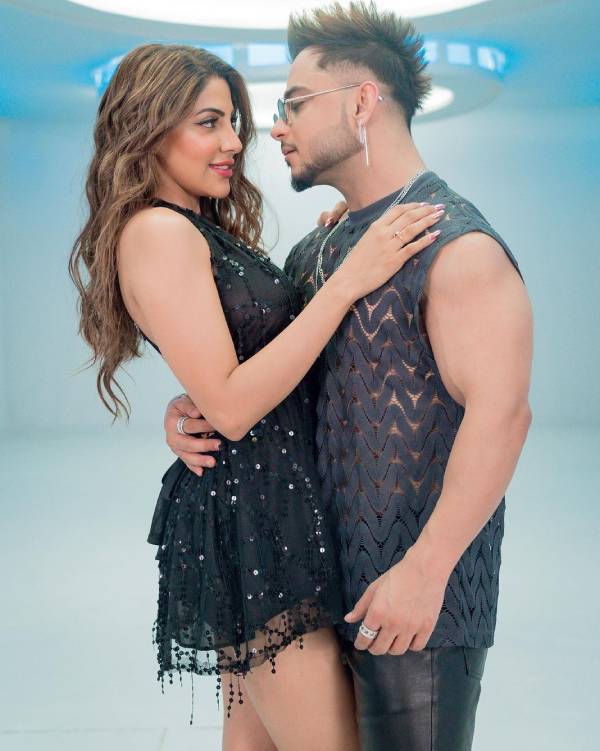 ஜொள்ளும் நெட்டிசன்ஸ் 