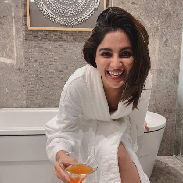 பாத்ரூமில் ஃபோட்டோஷுட் 