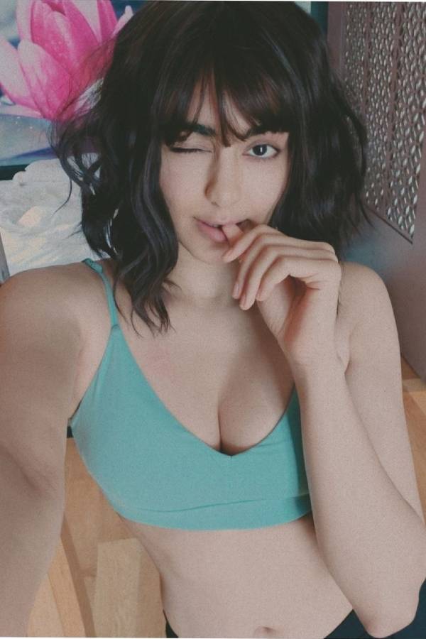 முன்னழகை காட்டும் செல்பி 