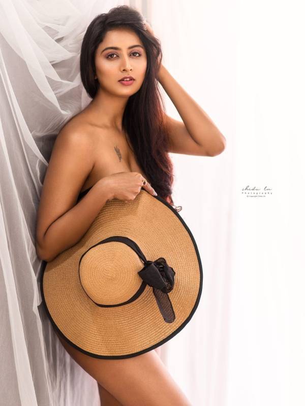 நிர்வாண போட்டோ ஷூட் 