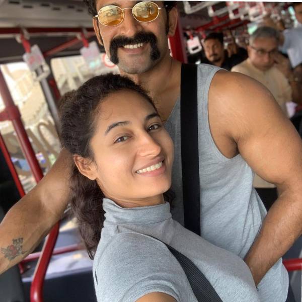 மனைவியுடன் பஸ்ஸில் 