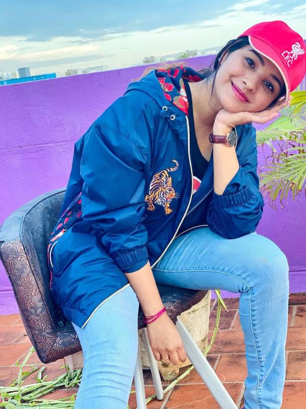 இப்படி பார்த்தா எப்படி 