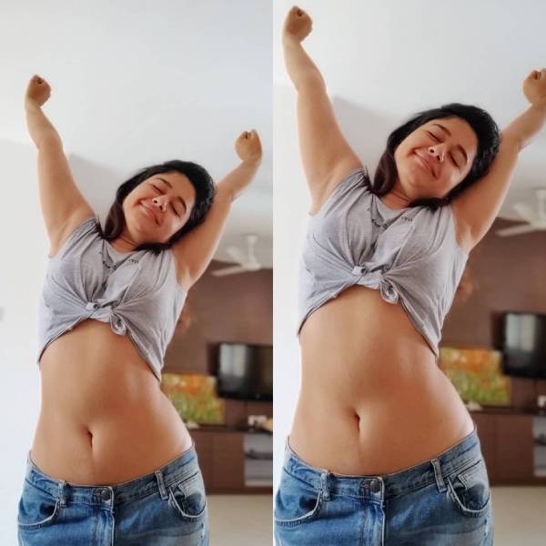 தொப்புள் குழி தெரிய