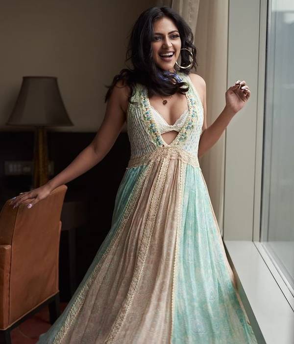 அரைகுறை ஆடையில் அமலாபால் 