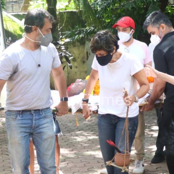 கணவரின் உடலை சுமந்து