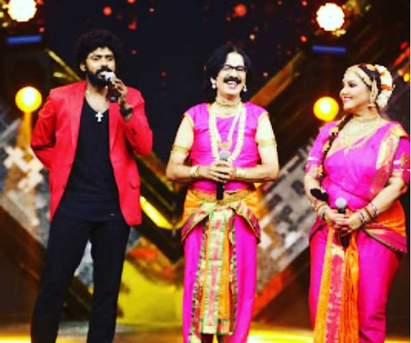 ஜோடிகளுடன் செல்பி ஜோடிகளுடன் செல்பி