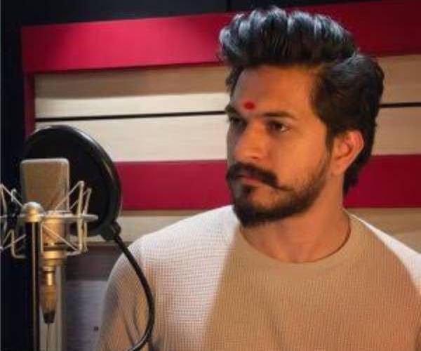 ஹீரோவாக மாறினார்