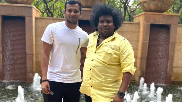 Cricket player Natarajan shared photos with actor Yogibabu Cricket player Natarajan shared photos with actor Yogibabu