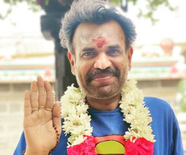 கையில் ருத்ராட்சை மாலை