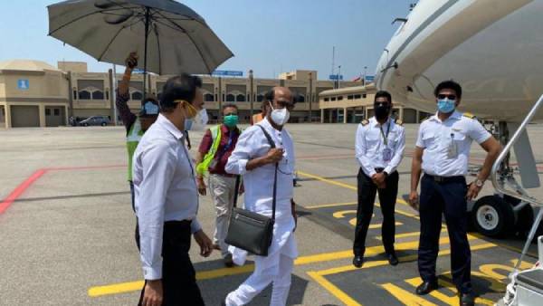 தனி விமானம் மூலம்