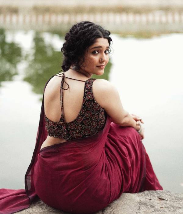 ஸ்லீவ்லெஸ் புடவையில்