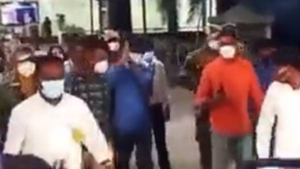 ட்ரேட் மார்க் நடை 