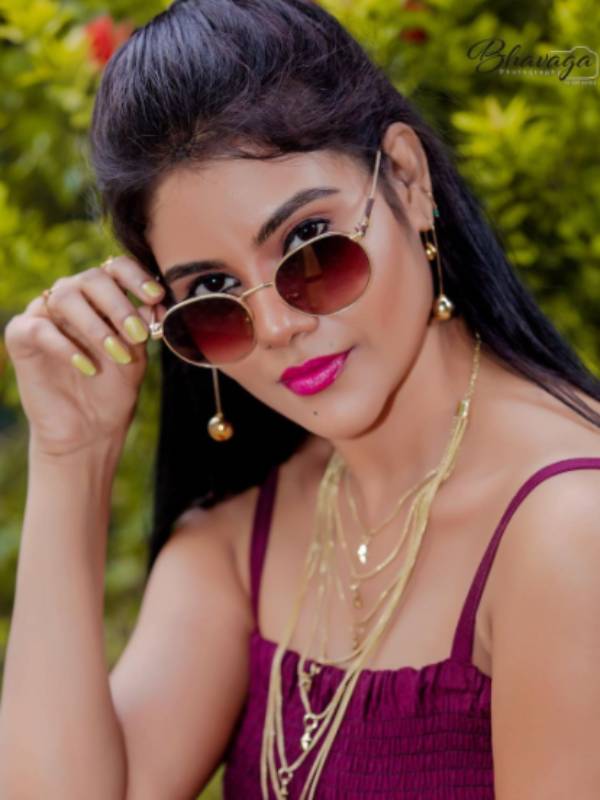 கண்ணாடி டிரஸ்