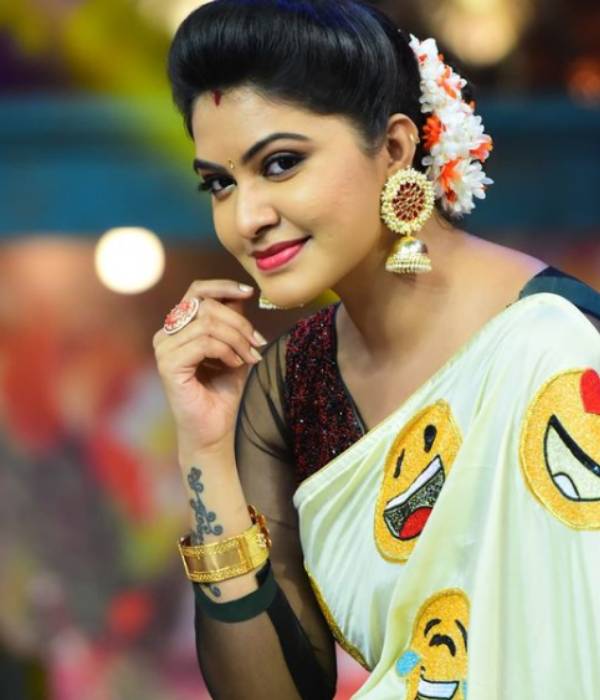 பேப்பர் புடவை 