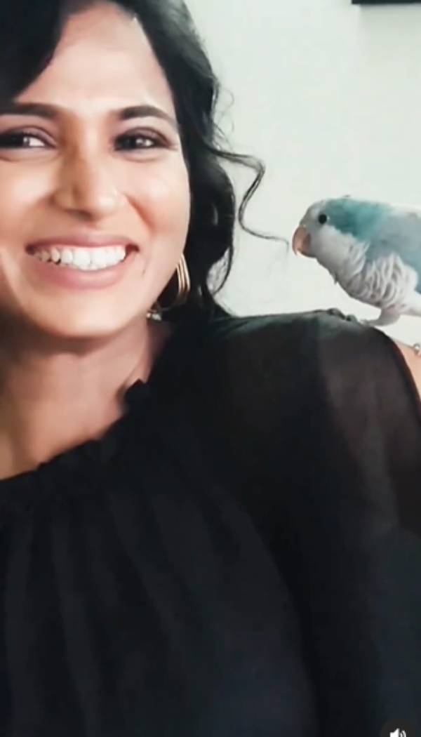 இறுக்கமான உடையில்